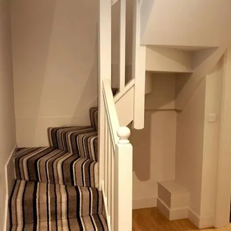 Elegant 2bd Townhouse In Thirsk: Cozy & Stylish Thirsk