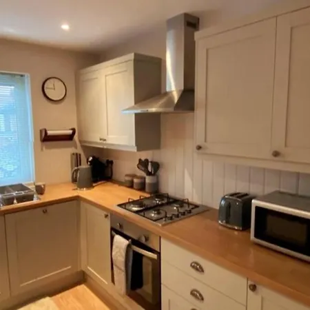Elegant 2bd Townhouse In Thirsk: Cozy & Stylish