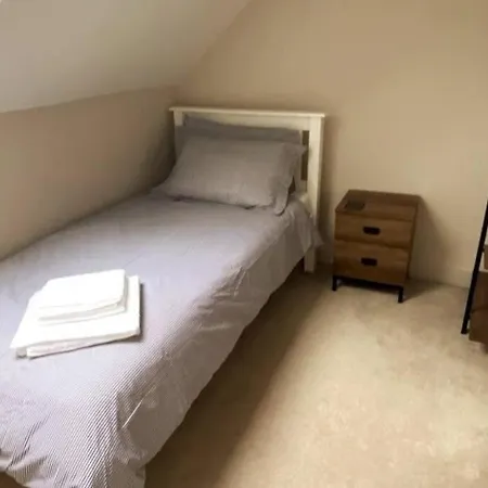 Elegant 2bd Townhouse In Thirsk: Cozy & Stylish *