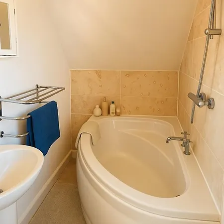 Elegant 2bd Townhouse In Thirsk: Cozy & Stylish Thirsk