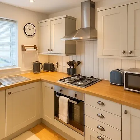 Elegant 2bd Townhouse In Thirsk: Cozy & Stylish *