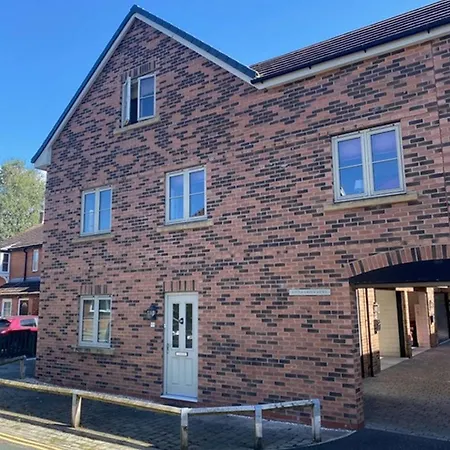 Elegant 2bd Townhouse In Thirsk: Cozy & Stylish *