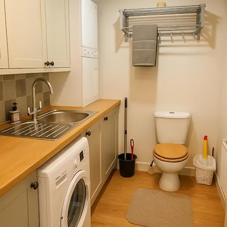 Elegant 2bd Townhouse In Thirsk: Cozy & Stylish * Тирск