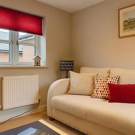 Elegant 2bd Townhouse In Thirsk: Cozy & Stylish *