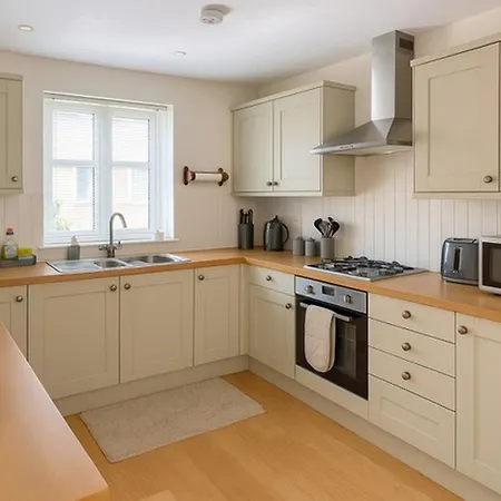 Elegant 2bd Townhouse In Thirsk: Cozy & Stylish Thirsk