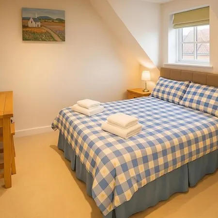 Elegant 2bd Townhouse In Thirsk: Cozy & Stylish